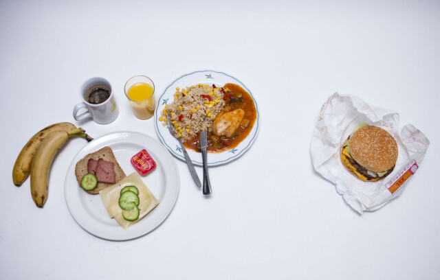 MYE MAT: Summert tilsvarer ALL maten på venstre side av bildet nesten samme antall kalorier som burgeren (Big King XXL). Maten slår burgeren med 26 kcal... Foto: Per Ervland MYE MAT: Summert tilsvarer ALL maten på venstre side av bildet nesten samme antall kalorier som burgeren (Big King XXL). Maten slår burgeren med 26 kcal... Foto: Per Ervland